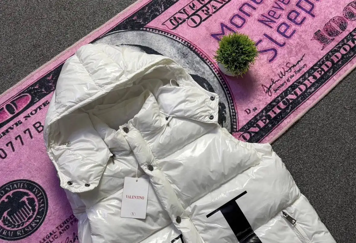 Жилетка VALENTINOxMoncler реплика 1:1 - Одежда в Неизвестно