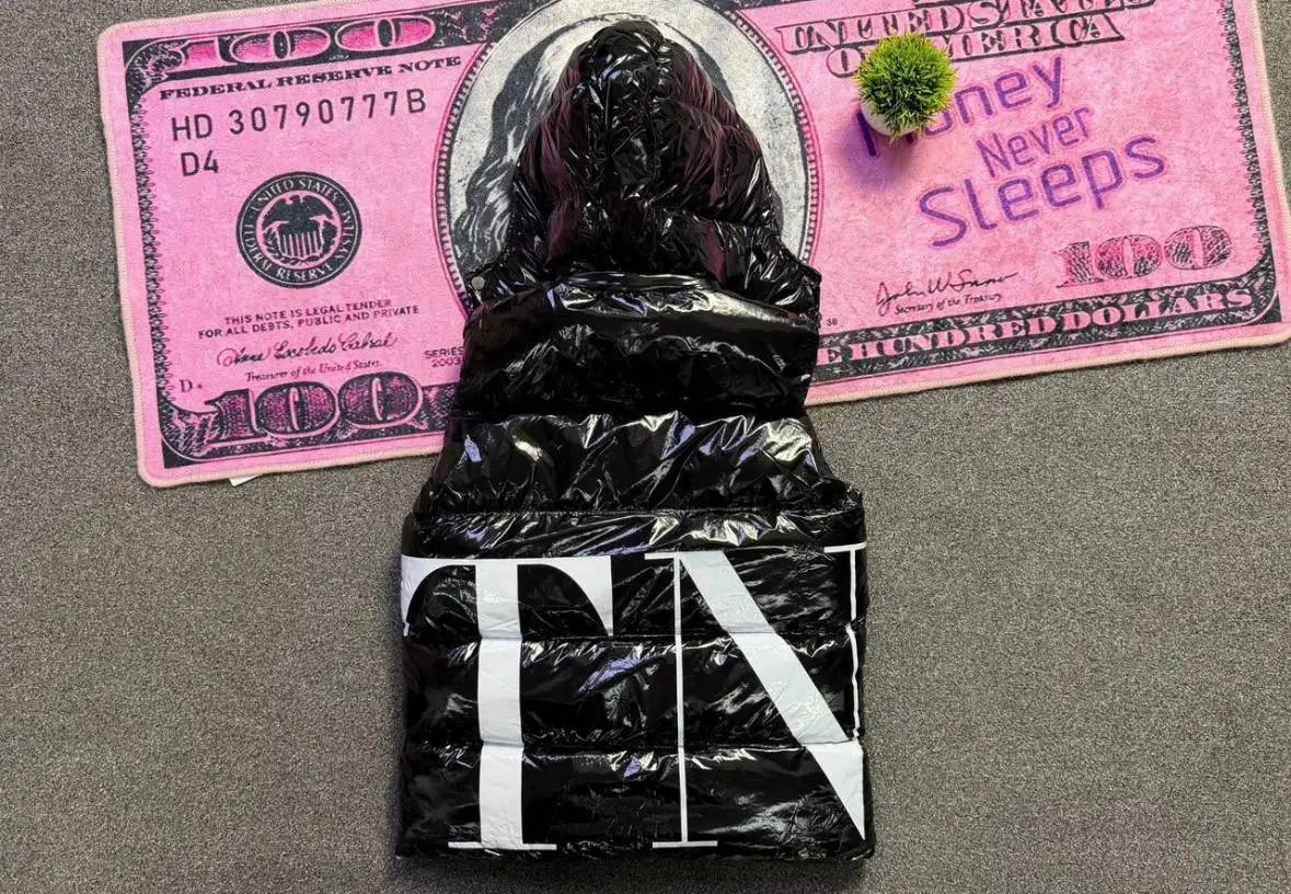 Жилетка VALENTINOxMoncler реплика 1:1 - Одежда в Неизвестно