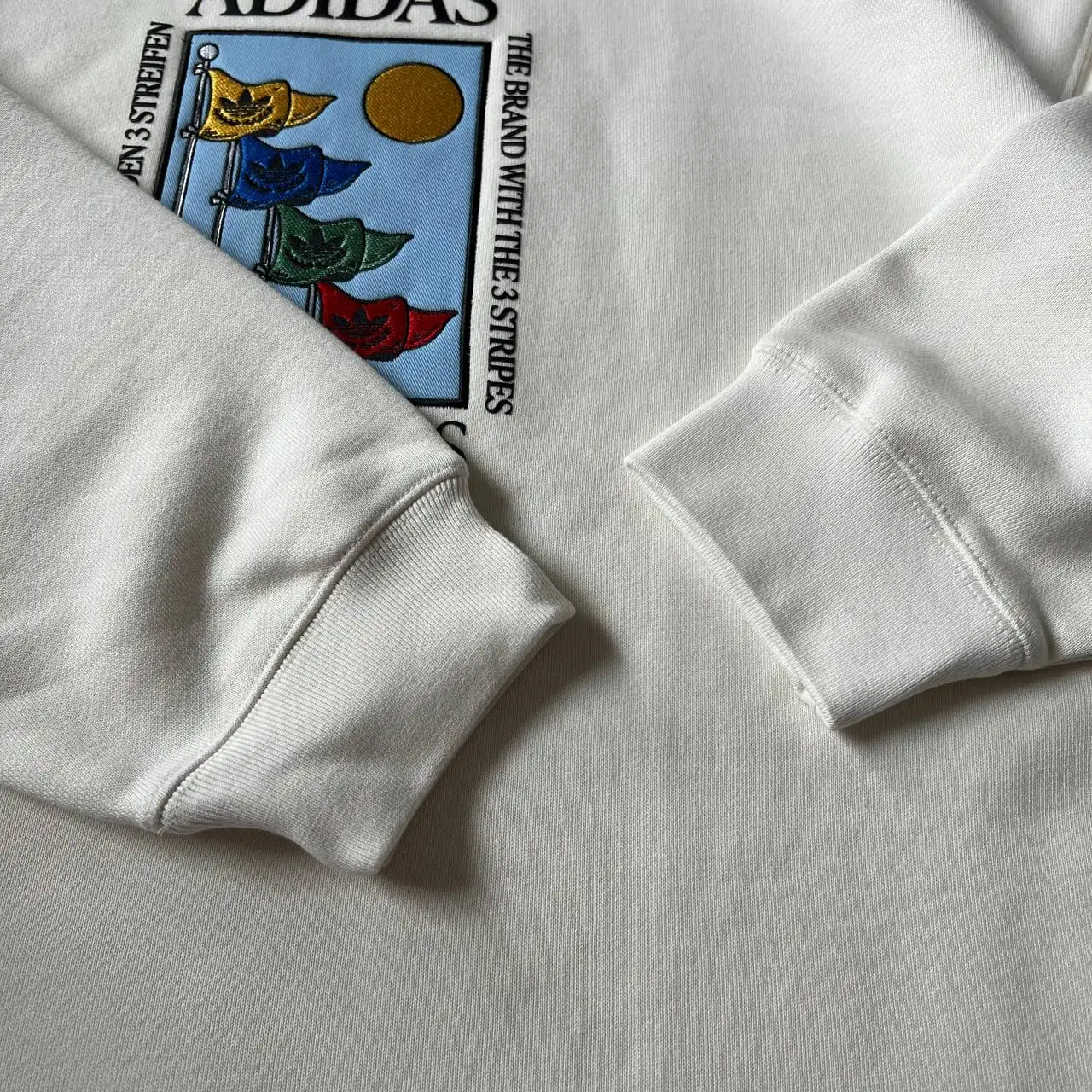 Белоснежный свитшот Adidas размер XL - Верхняя одежда (Одежда) в Курск