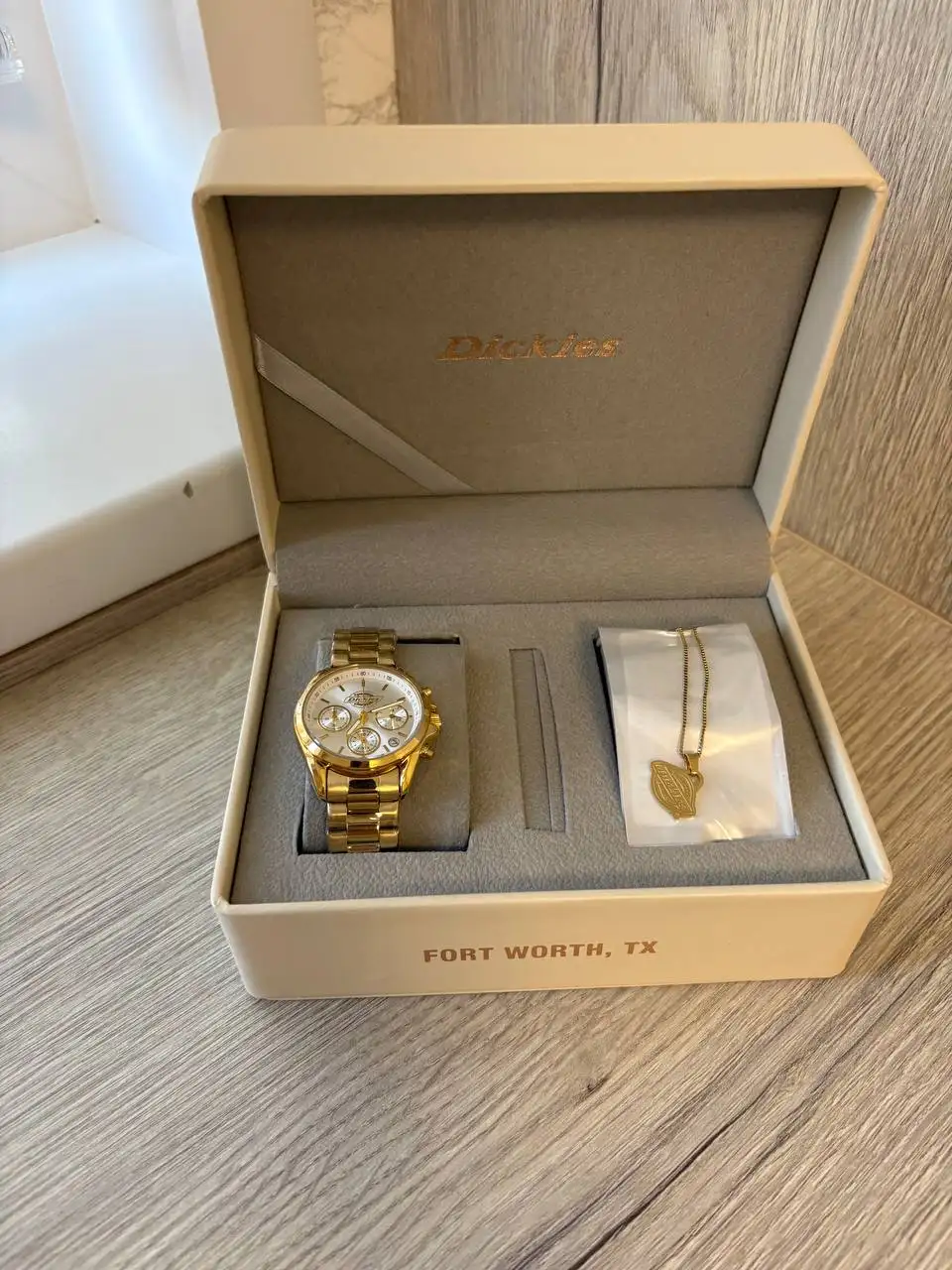 Dickies watch golden quartz + подвеска и Alabaster watch - Часы (Электроника) в Неизвестно