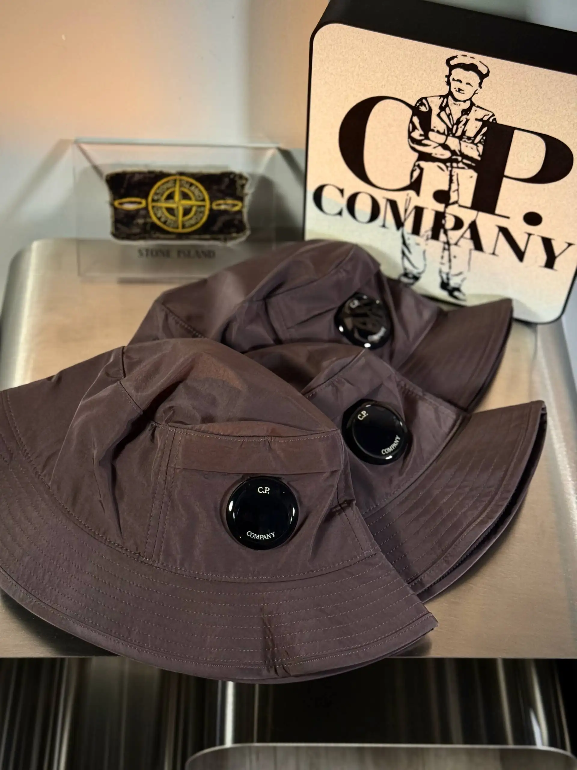 C.P. Company Chrome-r Lens Bucket Hat - Головные уборы (Одежда) в Санкт-Петербург