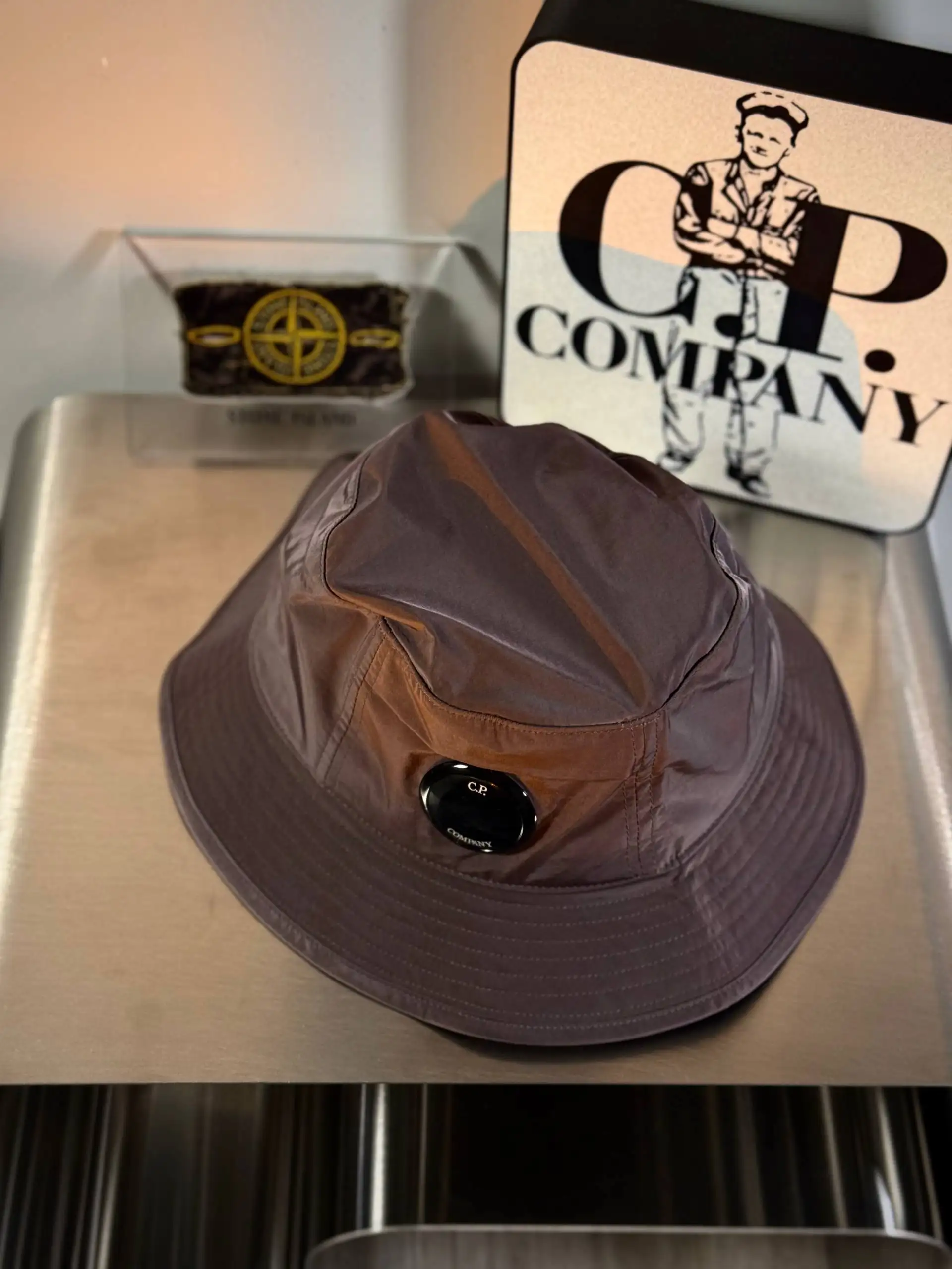 C.P. Company Chrome-r Lens Bucket Hat - Головные уборы (Одежда) в Санкт-Петербург