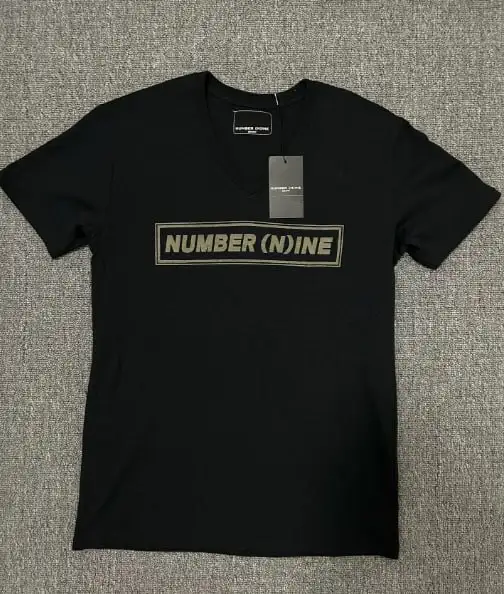 Number (N)ine Box Logo V-Neck Tee - Футболки (Одежда) в Курск