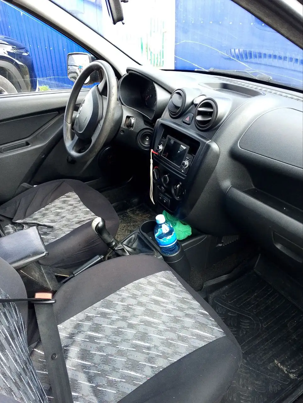 Продам ВАЗ Лада Гранта 2015 года черного цвета - Легковые автомобили (Авто) в Саратов