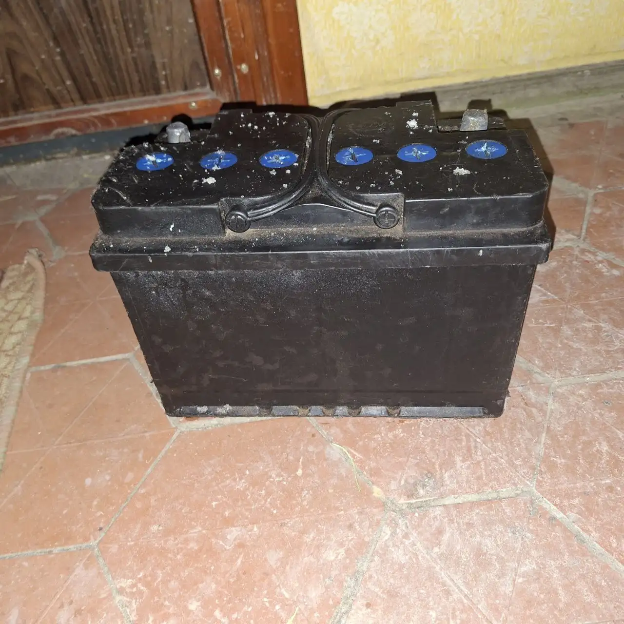 Продам аккумулятор севший и нормальный солнечный - Аккумуляторы (Авто) в Саратов