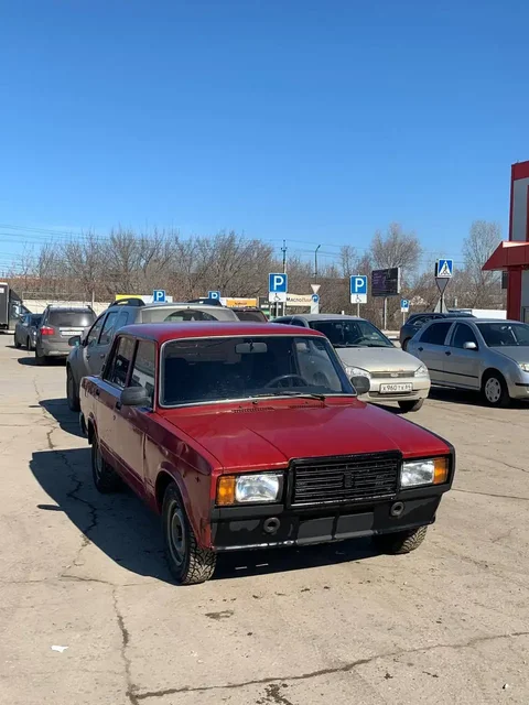 ВАЗ 2107 2007 года, инжектор, с сигнализацией, новыми фарами, зимней резиной, капитальным ремонтом двигателя и перебранной подвеской - Авто в Саратов