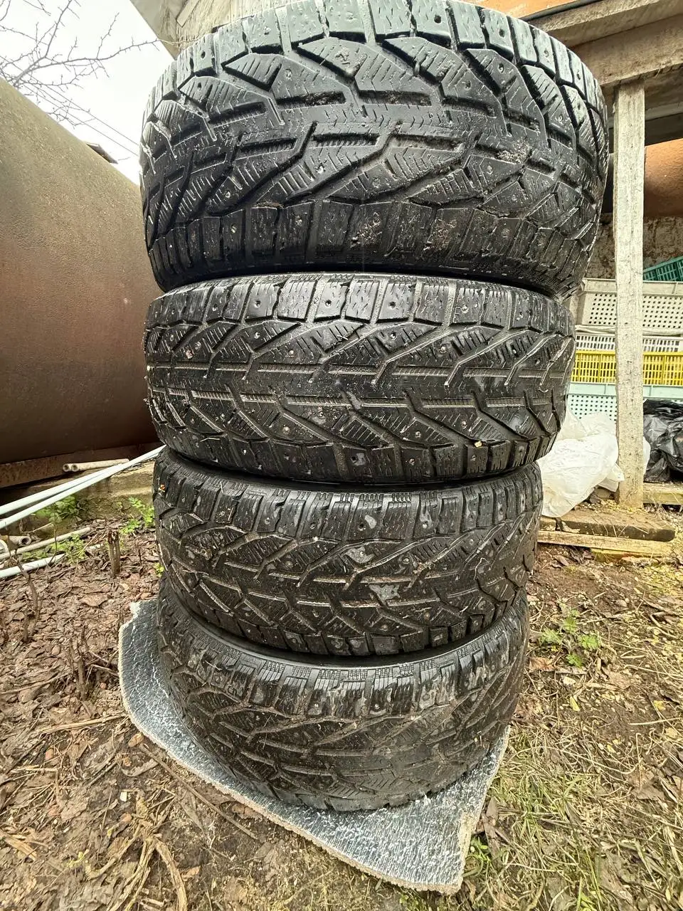 Продажа зимних шин R17 и R14 с шипами - Шины и диски (Авто) в Саратов