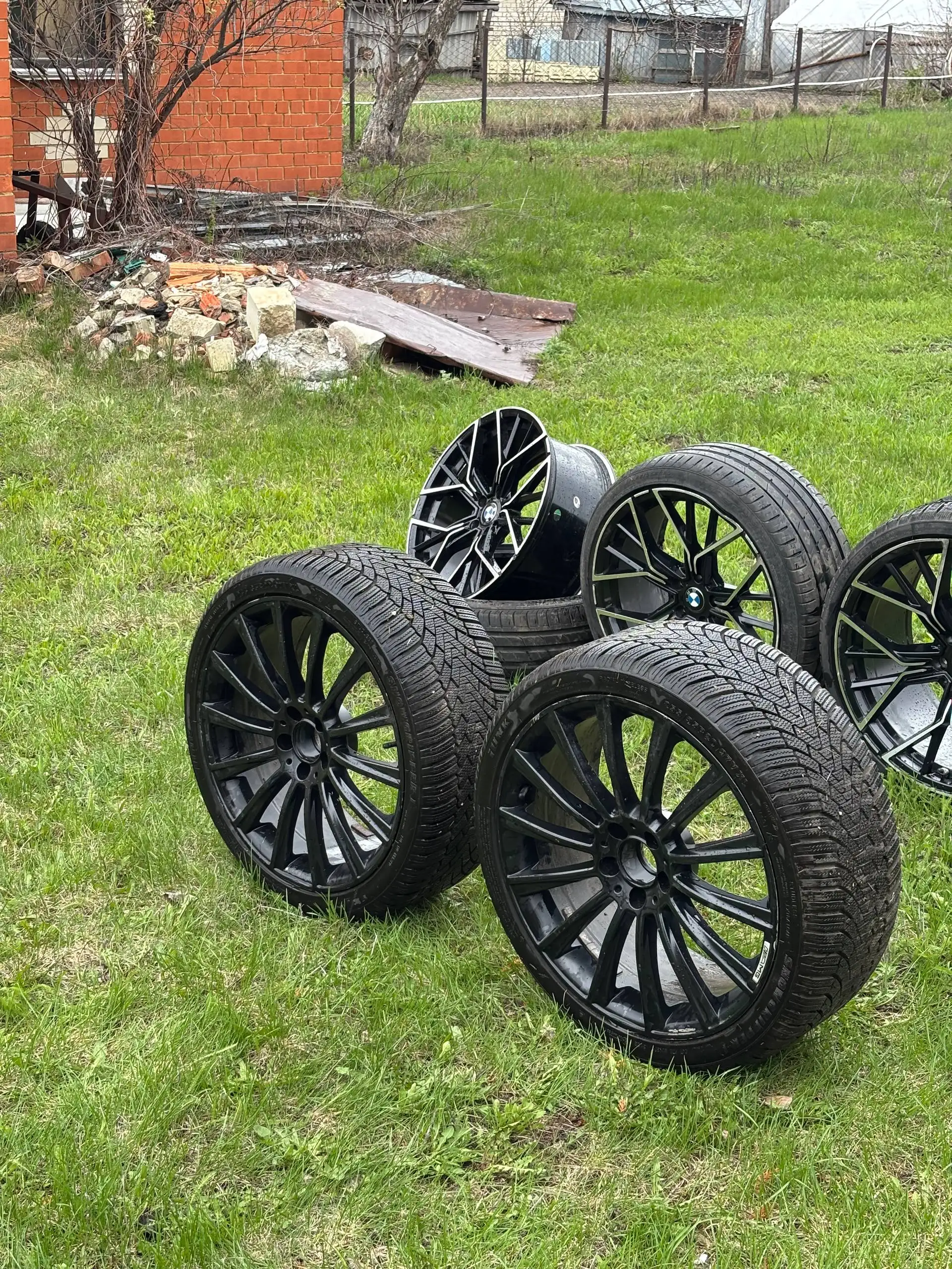 Продажа дисков AMG и M5 с резиной, капот с дефектом - Запчасти (Авто) в Саратов