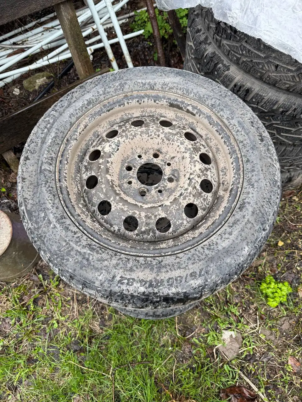 Продажа зимних колес и шин - Шины и диски (Авто) в Саратов