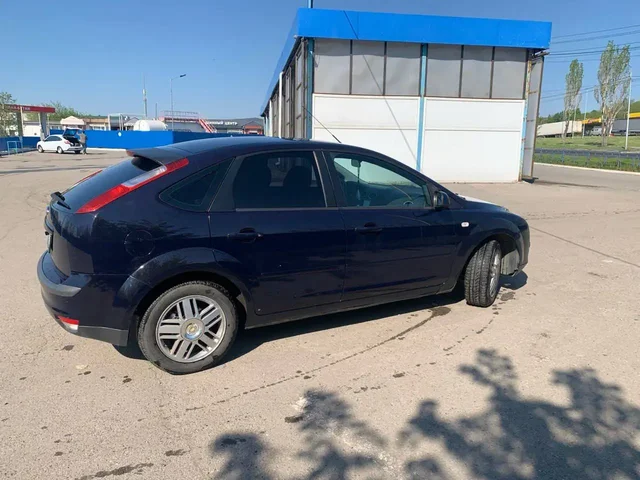 Ford Focus 1.6 дорестайлинг 2006 года, автомат - Шины в Саратов