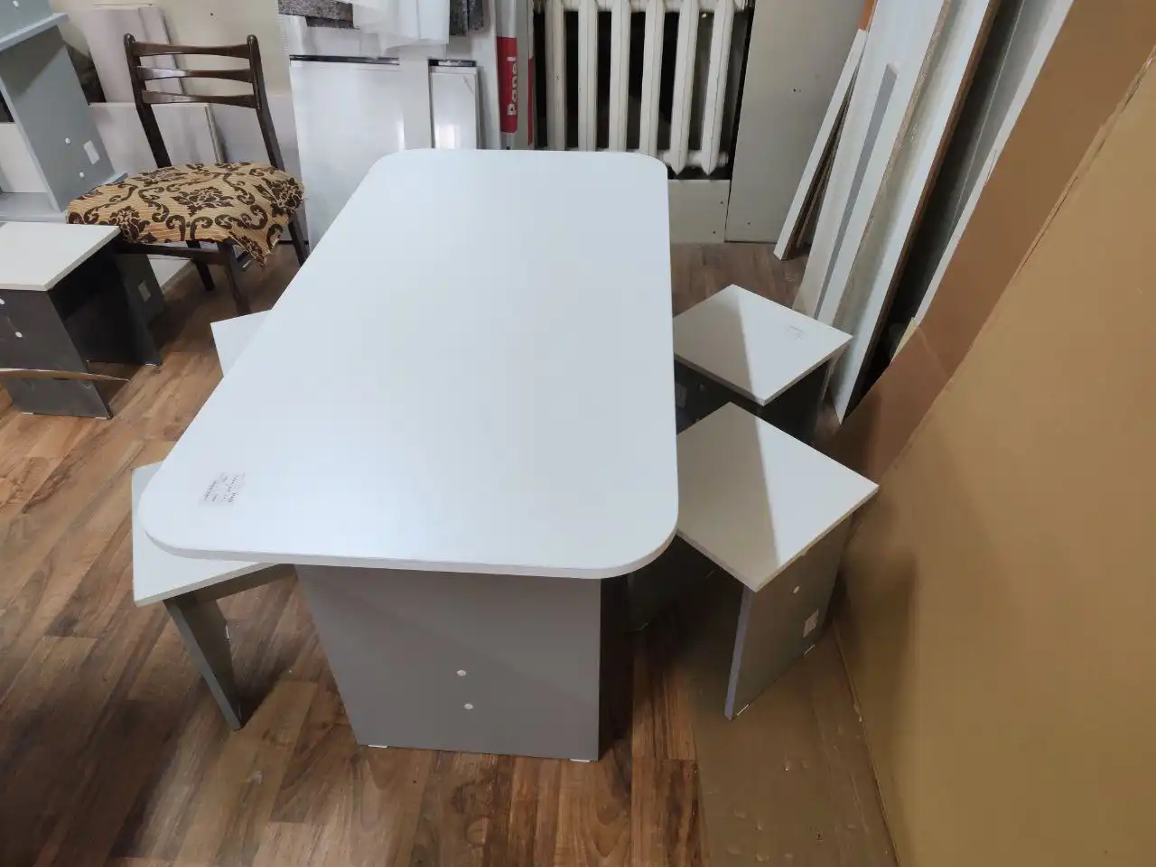 Стол и табуреты