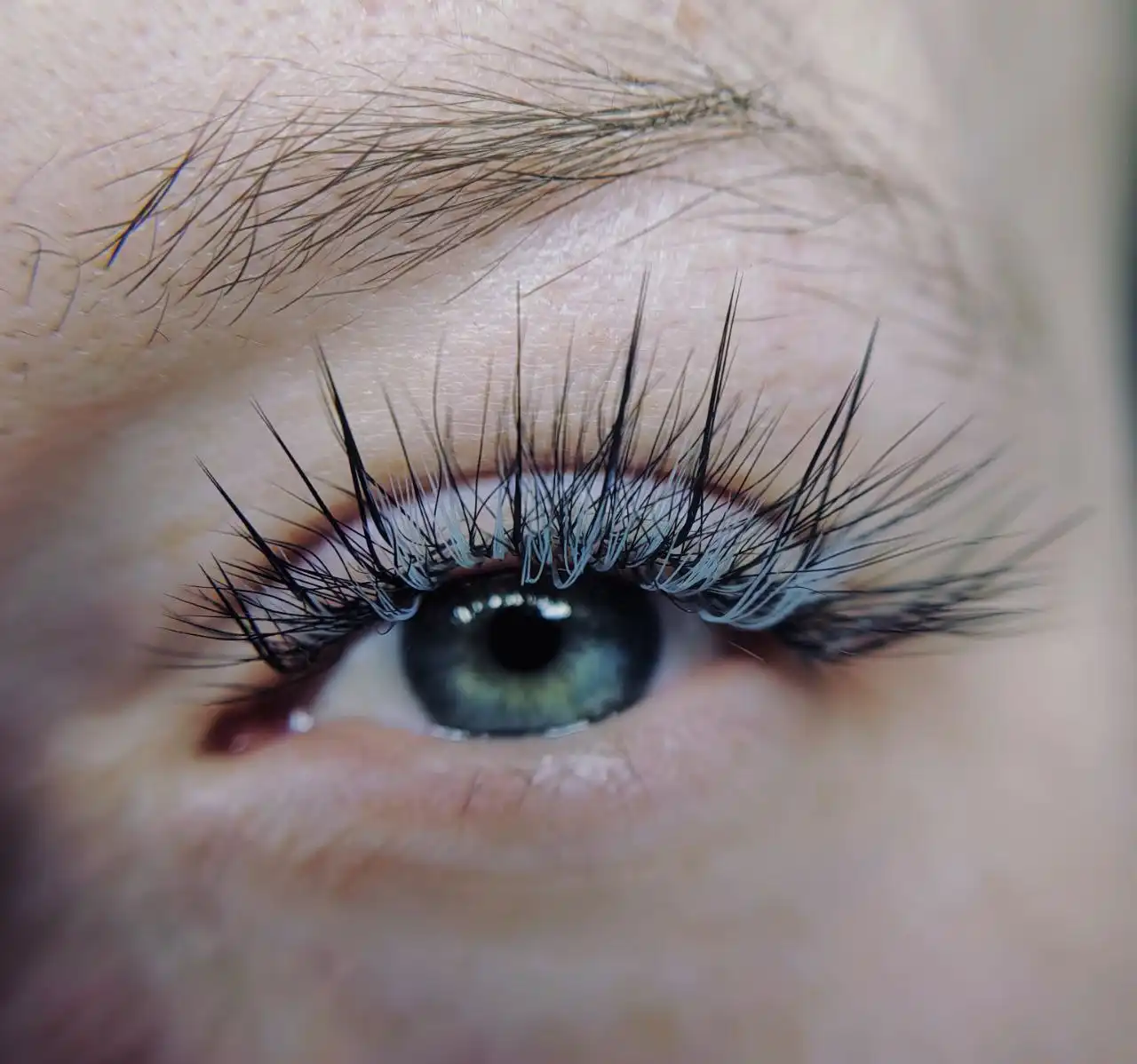 Наращивание ресниц в студии