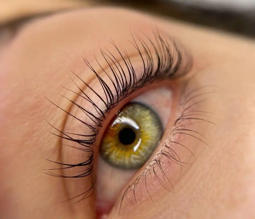 Ламинирование ресниц, окрашивание бровей, визаж и укладка в Тюмени