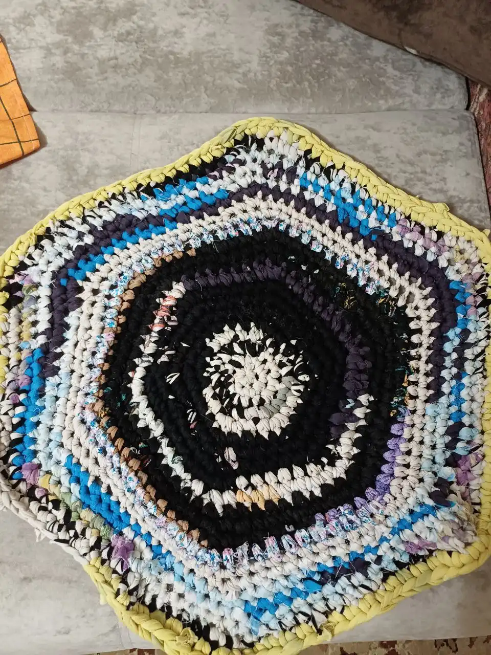 Прием старых вещей для изготовления ковриков в приюты