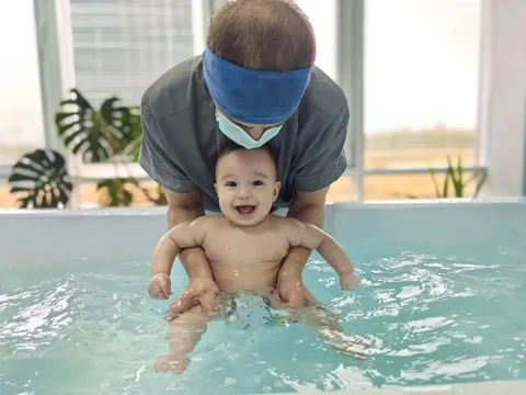 Занятия по грудничковому плаванию в аквацентре "Малыш'Ок" - Спорт и фитнес в Тюмень