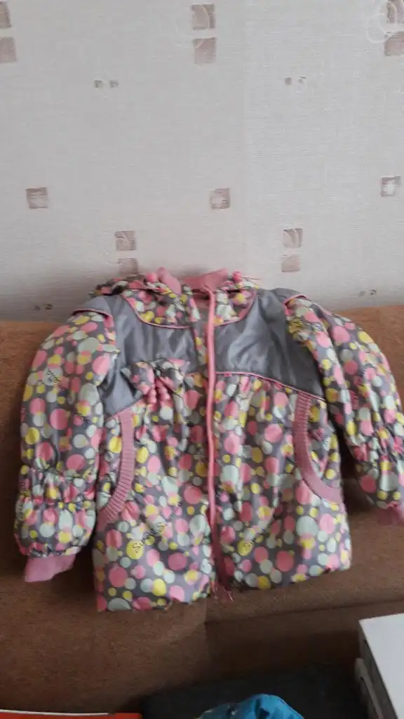 Продам демисезонную детскую куртку для девочки