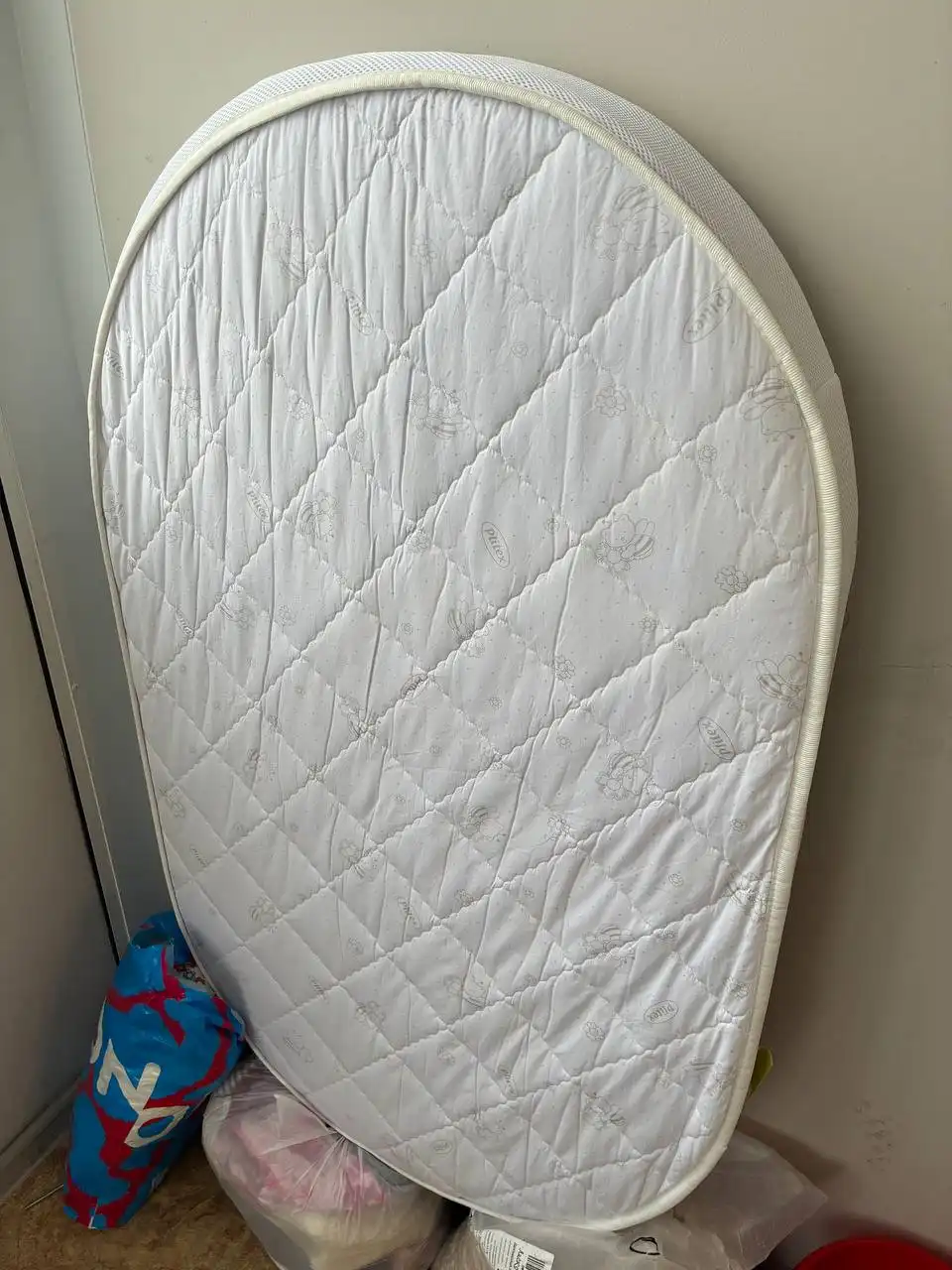 Детский матрас в овальную кроватку с комплектом