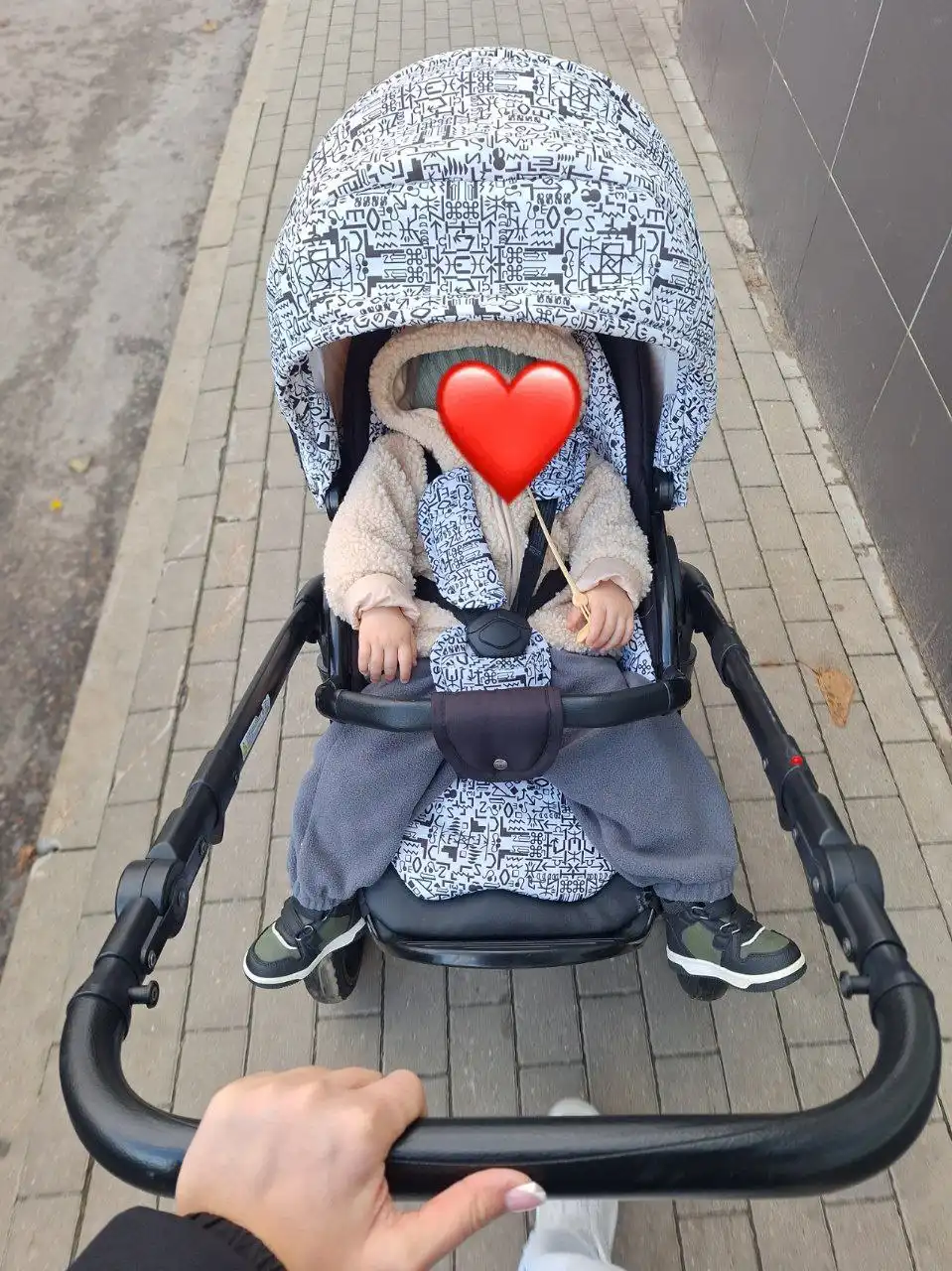 Продам 2 коляски: белая 2в1 и черная прогулочная