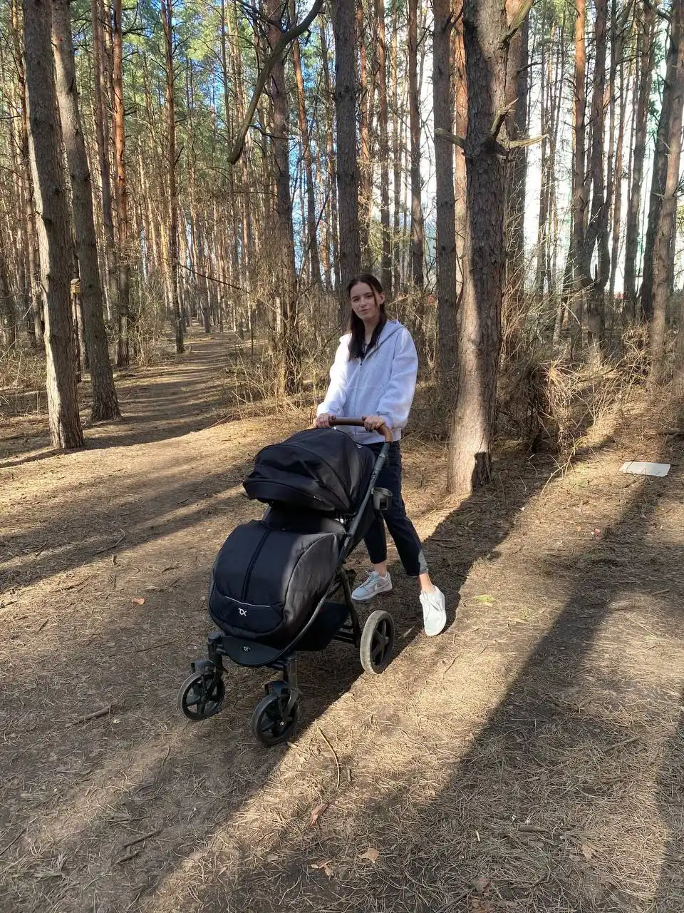 Продам 2 коляски: белая 2в1 и черная прогулочная