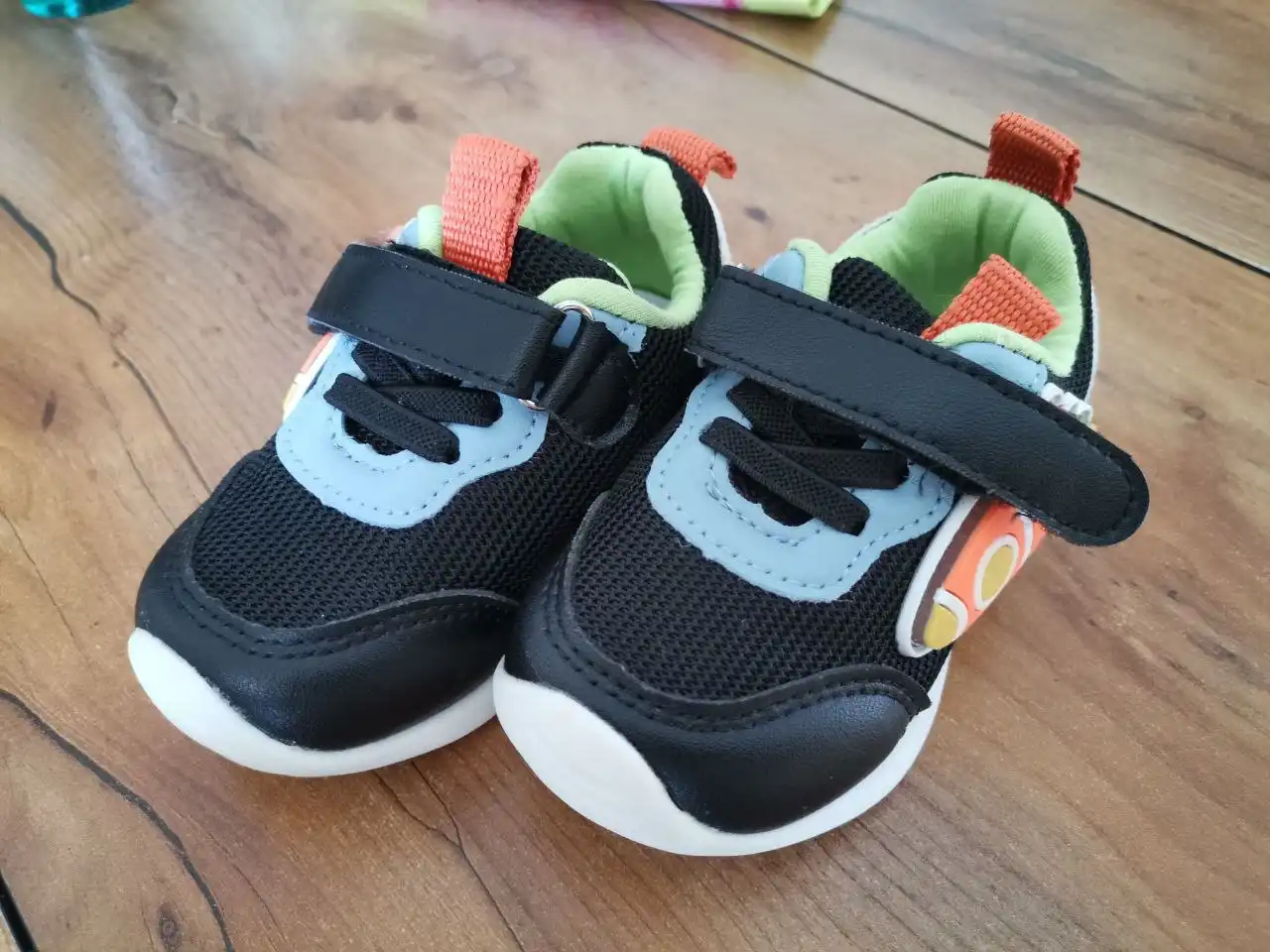 Детские кроссовки с подсветкой