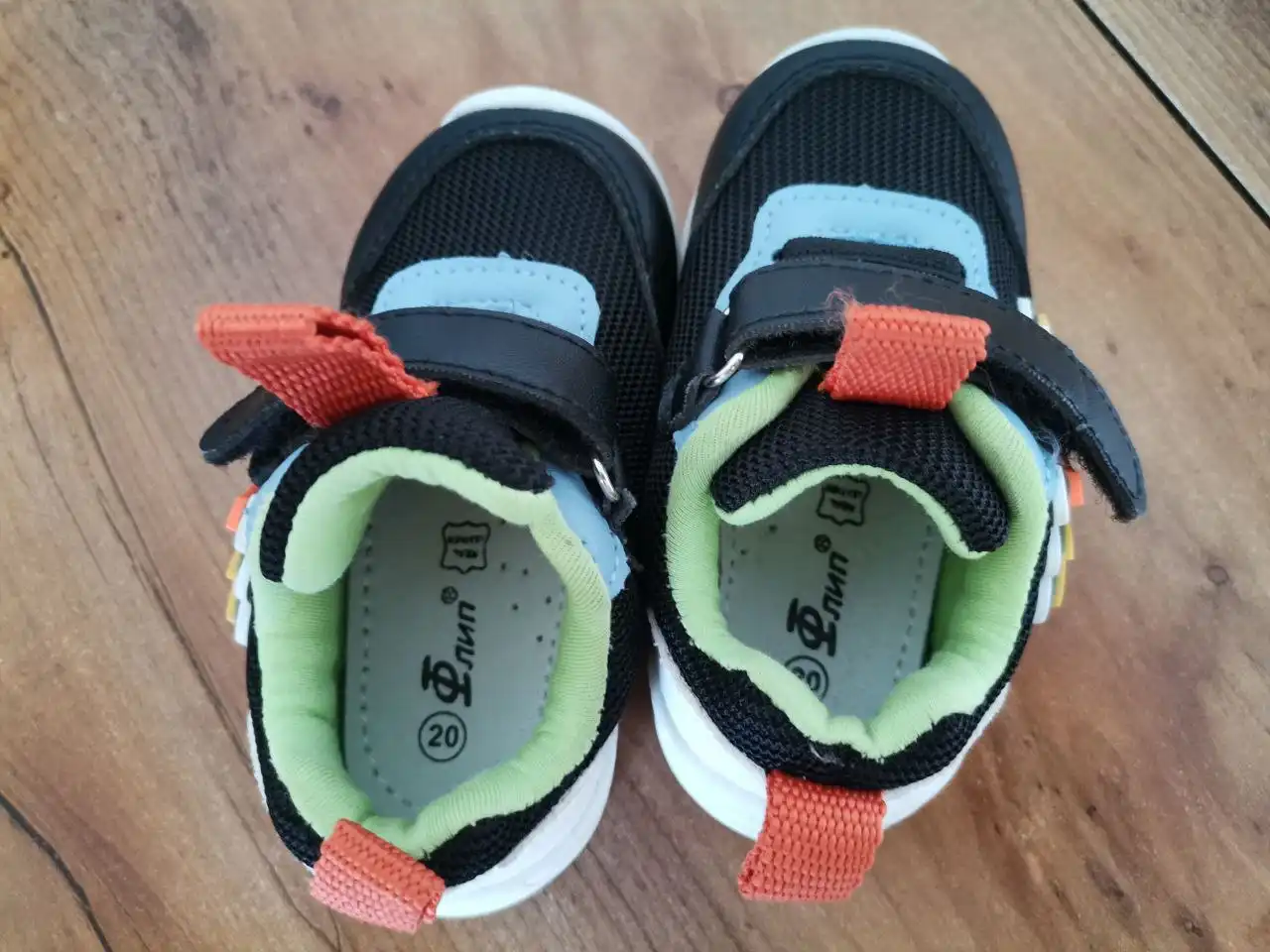 Детские кроссовки с подсветкой