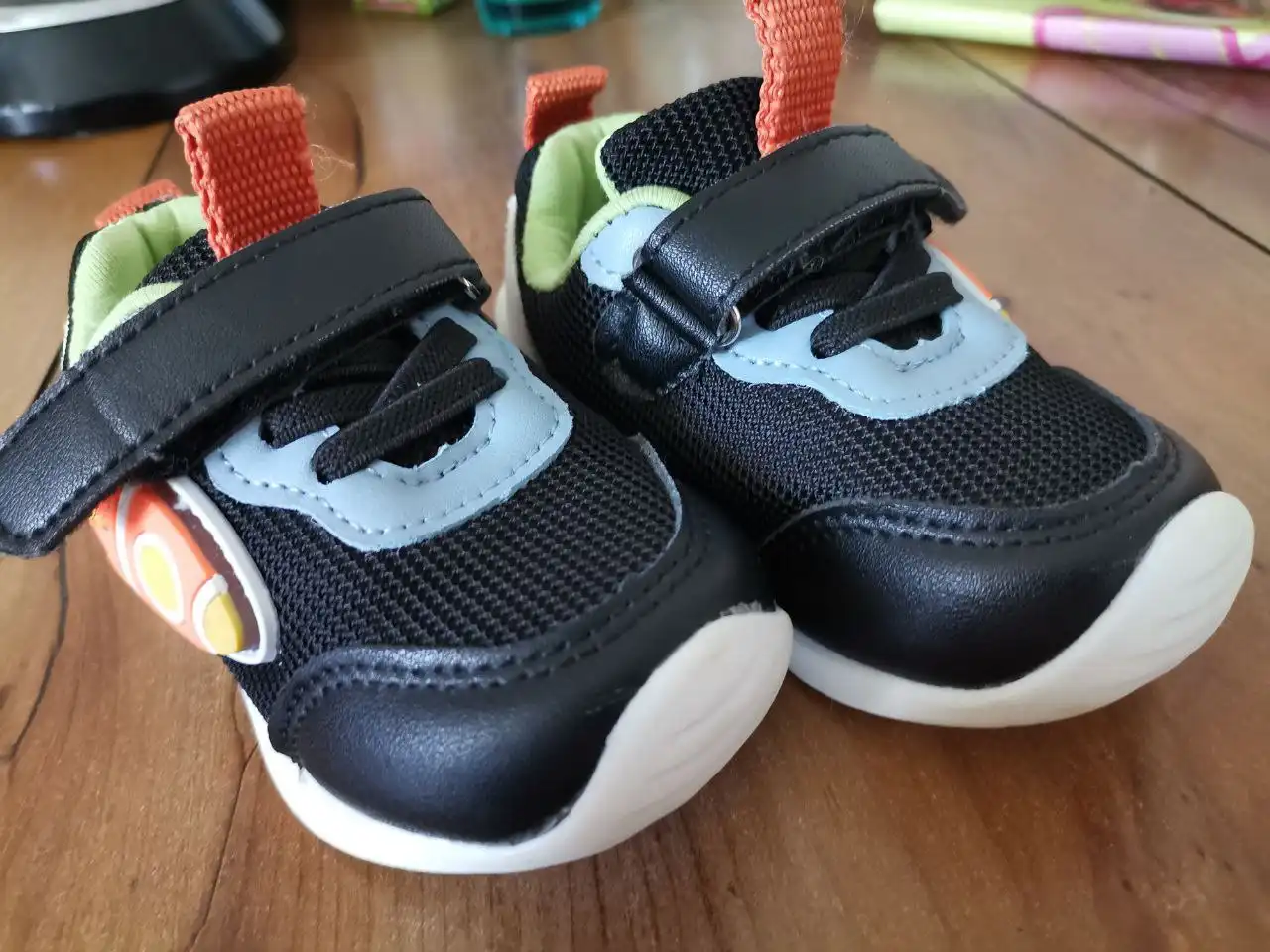 Детские кроссовки с подсветкой