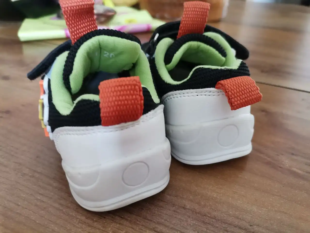 Детские кроссовки с подсветкой