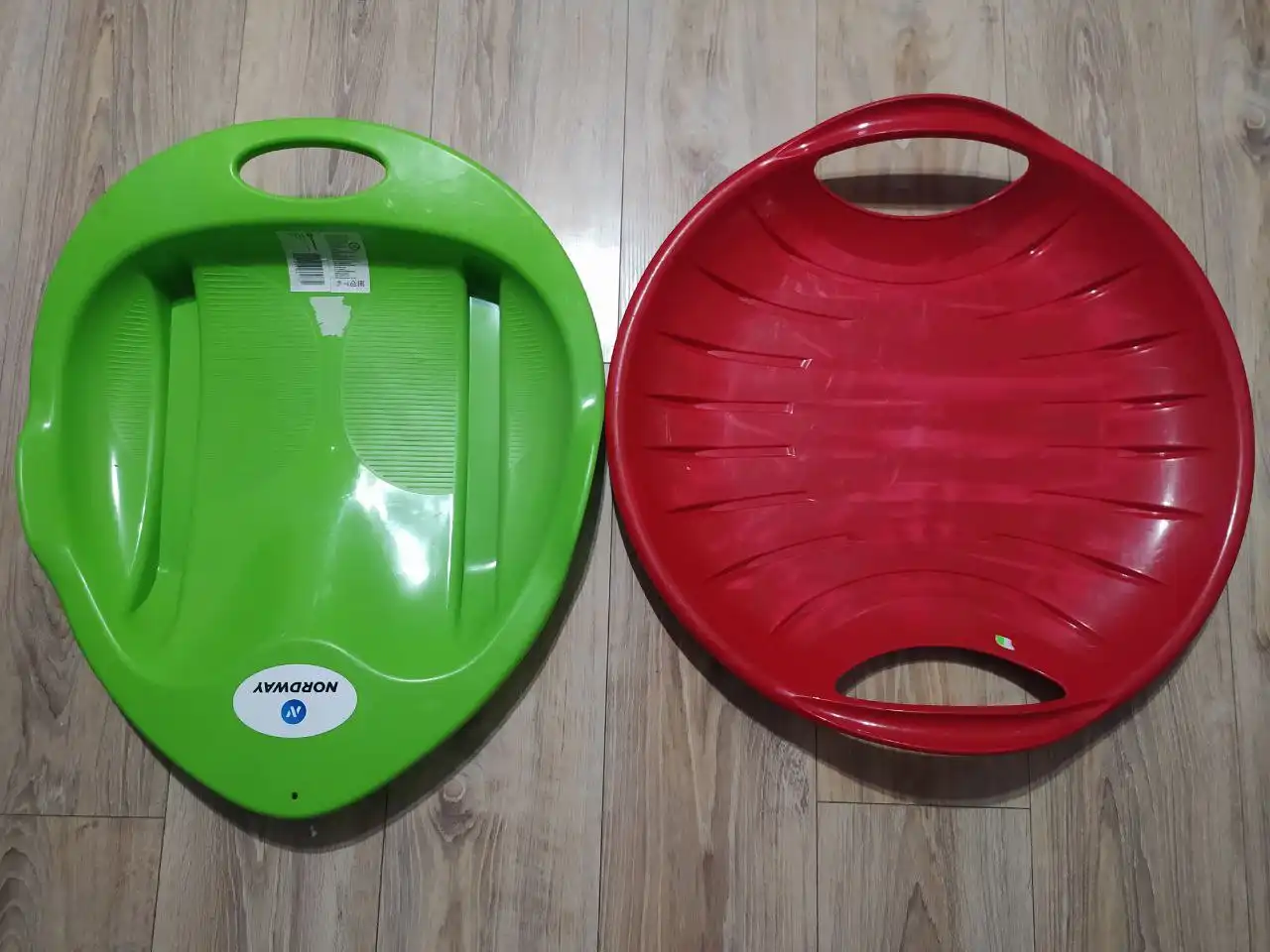 Продажа ледянок красного и зеленого цвета