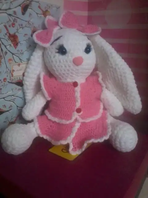 Вязанный зайчик из плюшевой пряжи 31 см