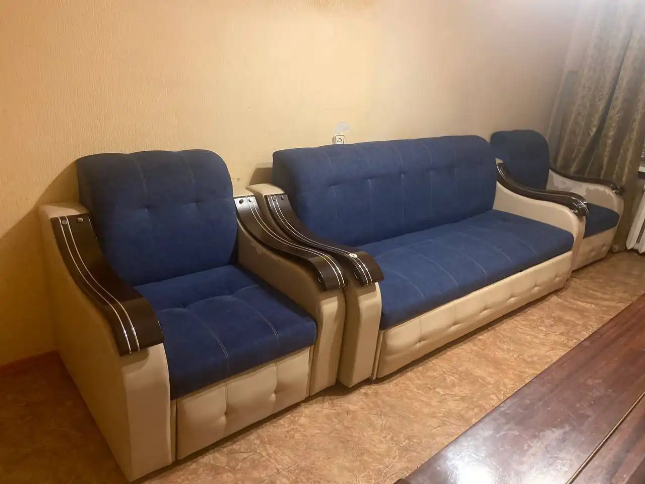 Продам диван с повреждениями на подлокотниках