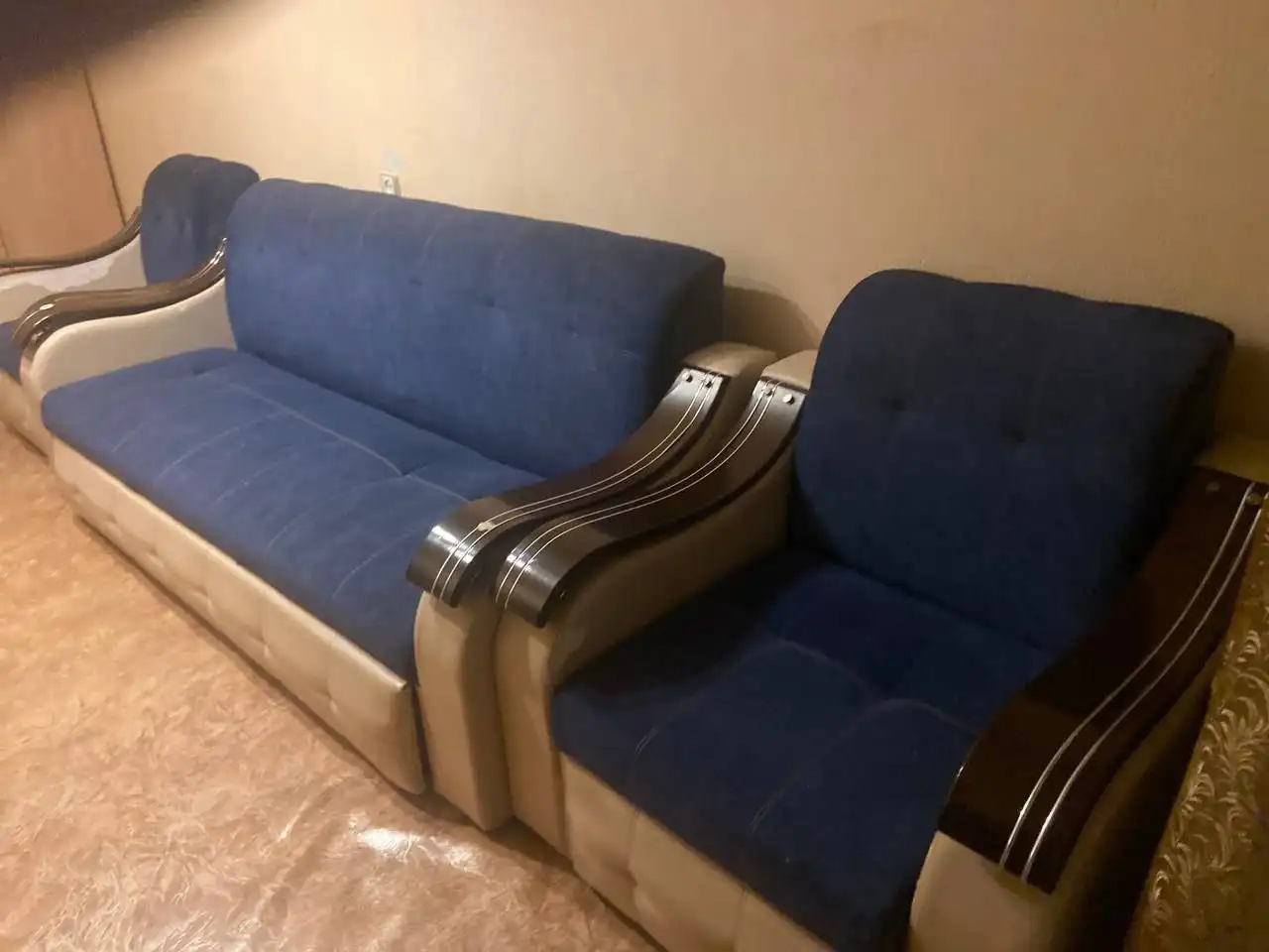 Продам диван с повреждениями на подлокотниках