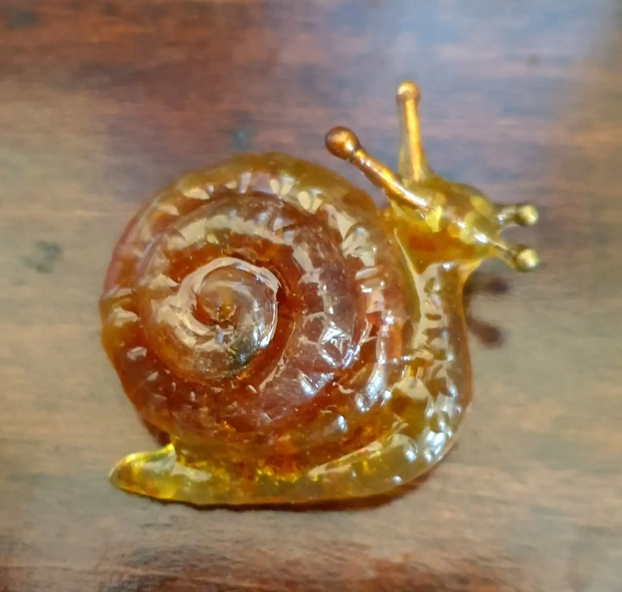 Брошь ручной работы "улитка" из янтарной крошки в смоле - Рукоделие (Хобби и отдых) в Чита