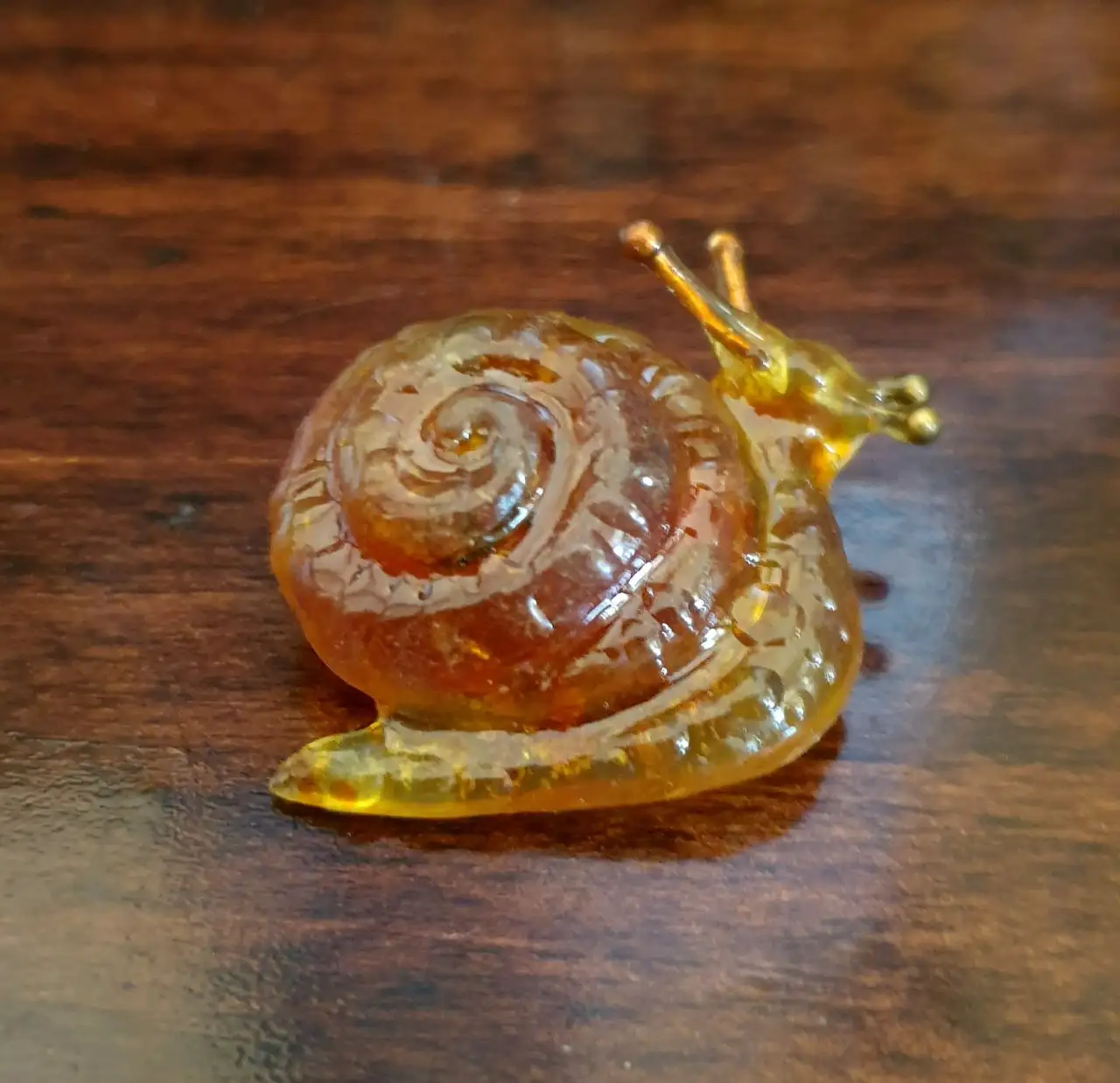 Брошь ручной работы "улитка" из янтарной крошки в смоле - Рукоделие (Хобби и отдых) в Чита