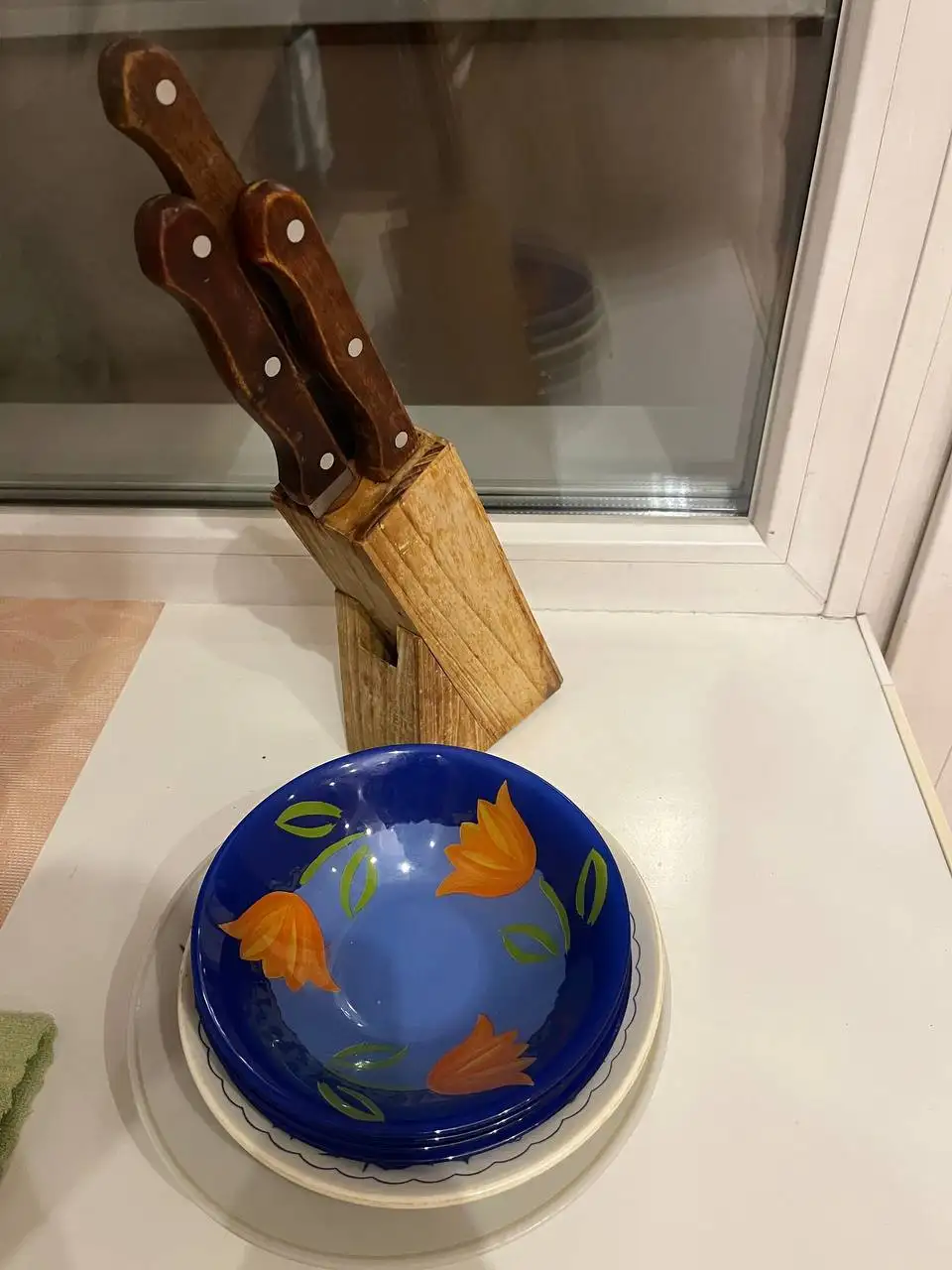 Тарелки люминарк и ножи в подставке - Посуда и кухонные принадлежности (Барахолка) в Чита