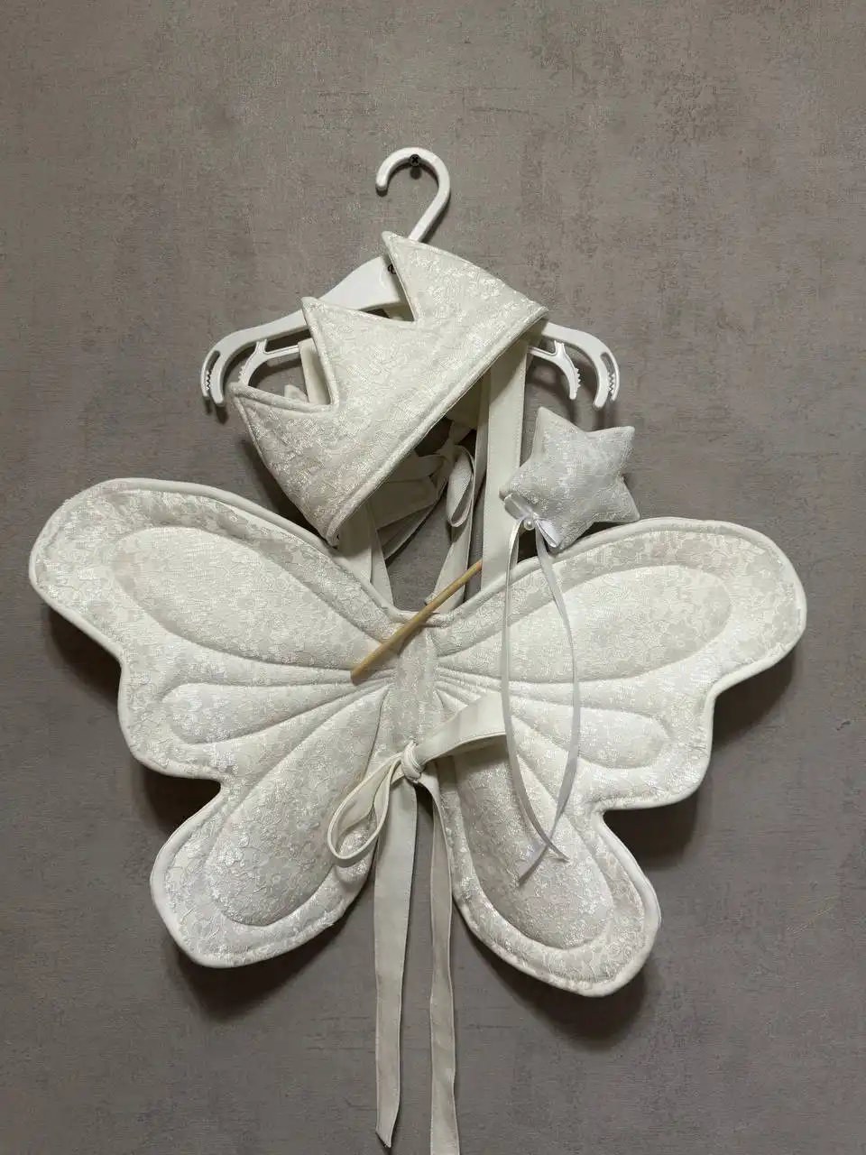 Новогодние волшебные крылья белого цвета