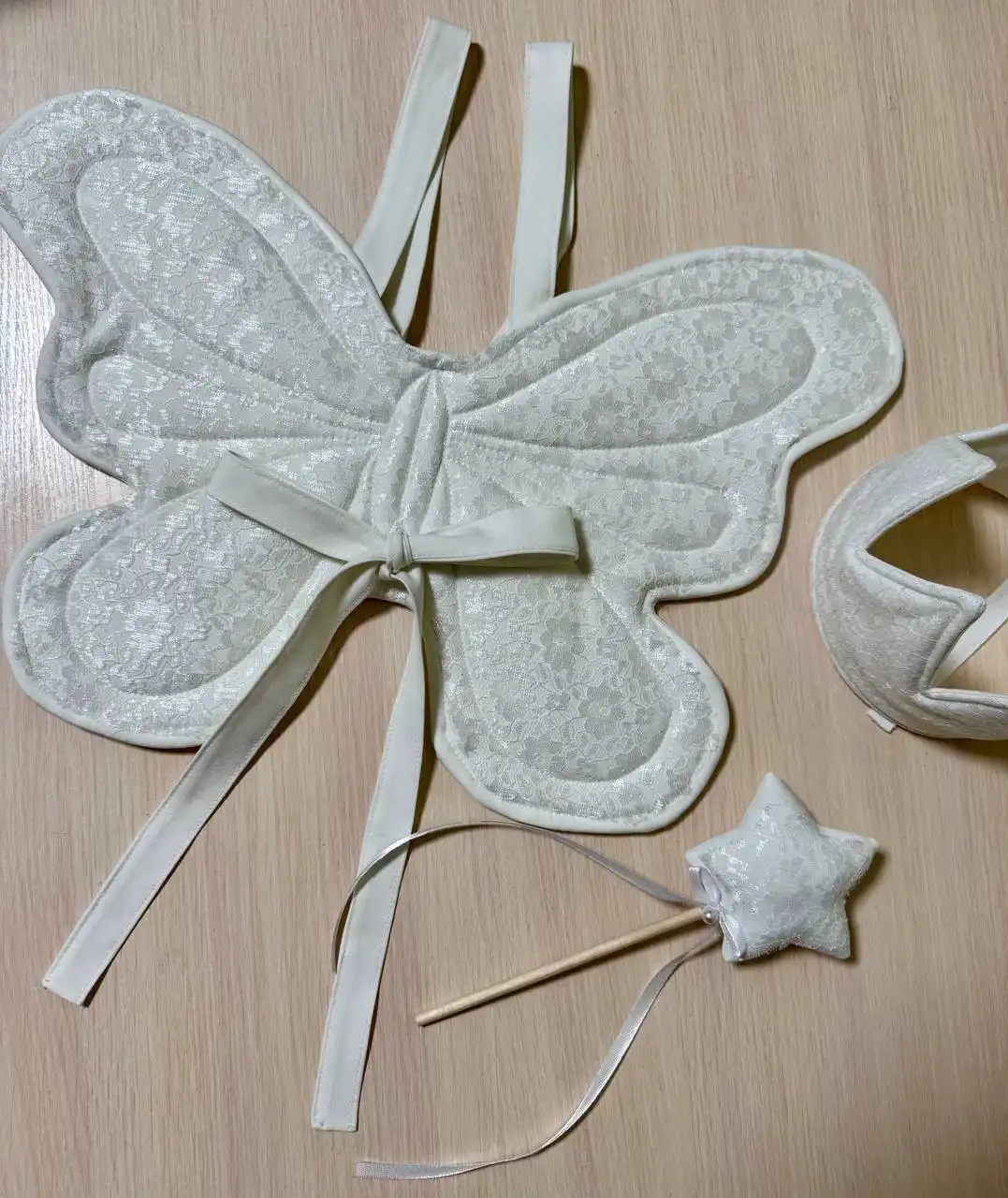 Новогодние волшебные крылья белого цвета