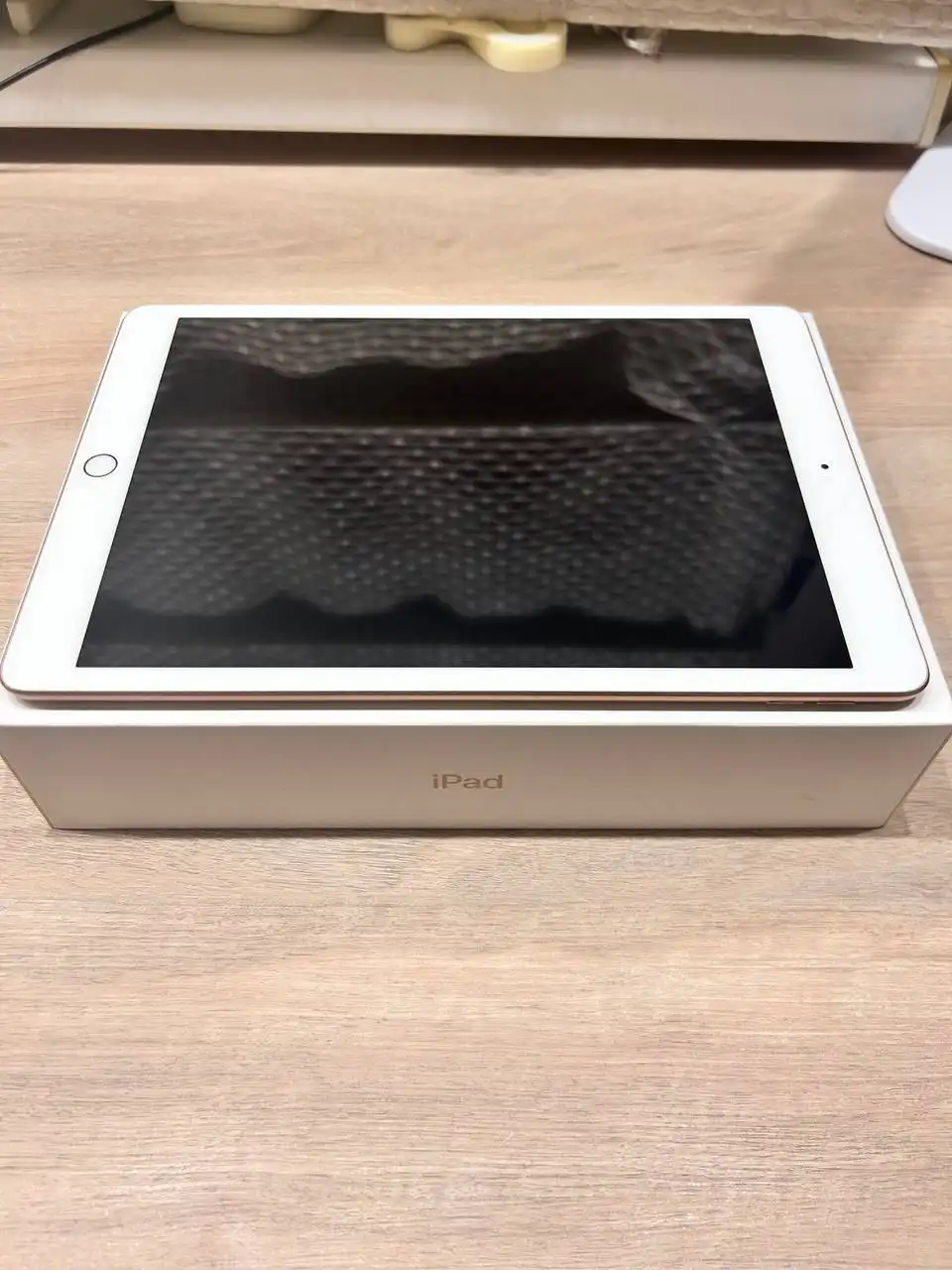 iPad 7 поколения с мелкими царапинами - Планшеты (Электроника) в Ульяновск