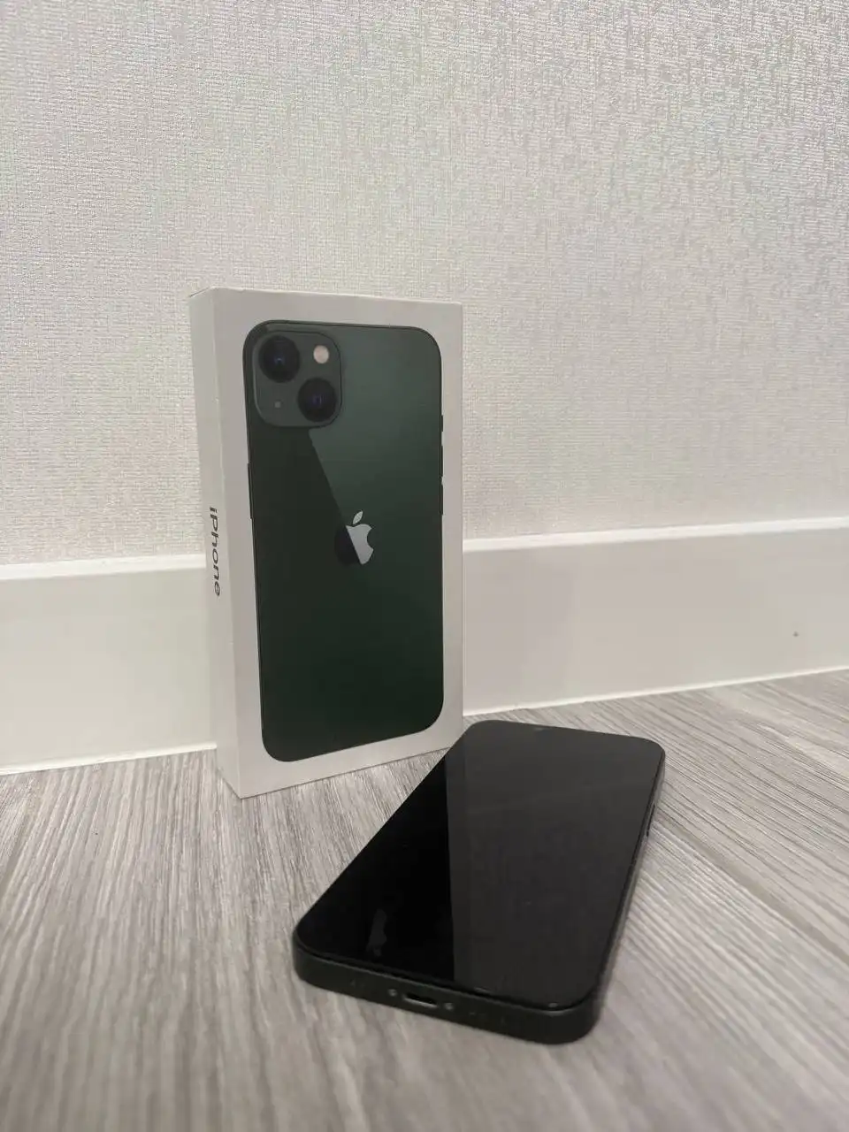 Продам два айфона iPhone 13 128gb и iPhone 16 pro 256gb