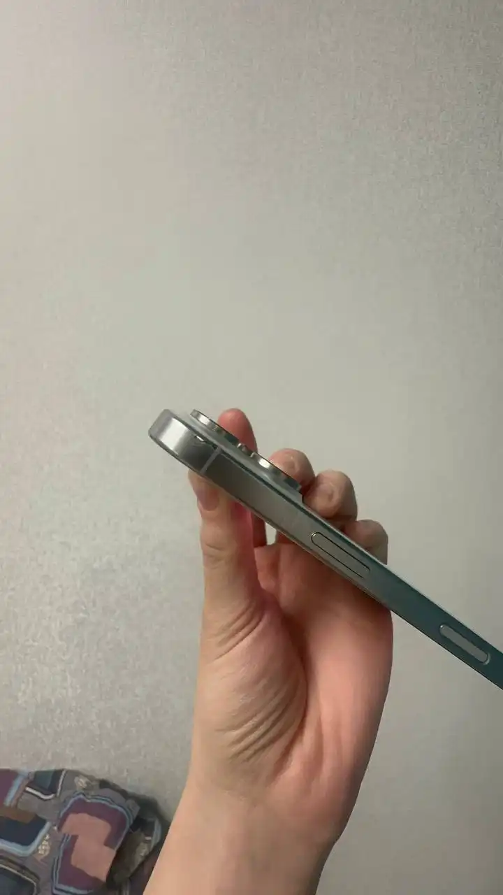 Продам два айфона iPhone 13 128gb и iPhone 16 pro 256gb