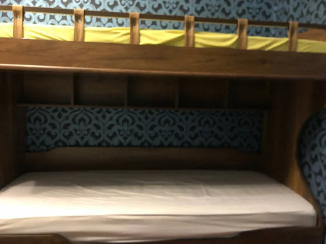 Продам двухъярусную кровать с матрасами - Разное в Сургут