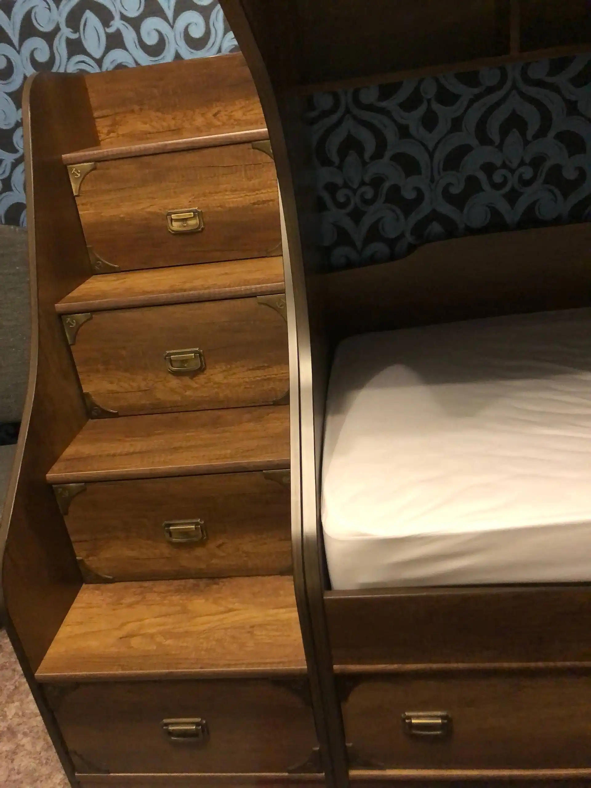 Продам двухъярусную кровать с матрасами