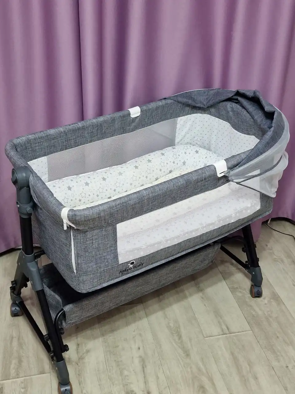 Продам приставную кроватку с матрасиком и пеленальной доской - Детская мебель (Товары для детей) в Сургут