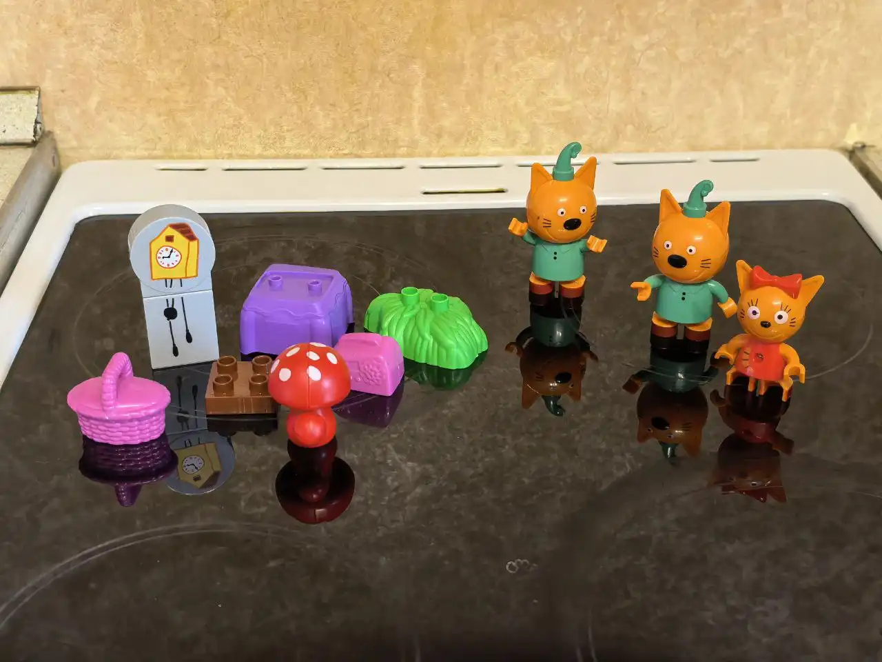 Три кота за 2 пакетика влажного корма - Кошки (Животные) в Сургут