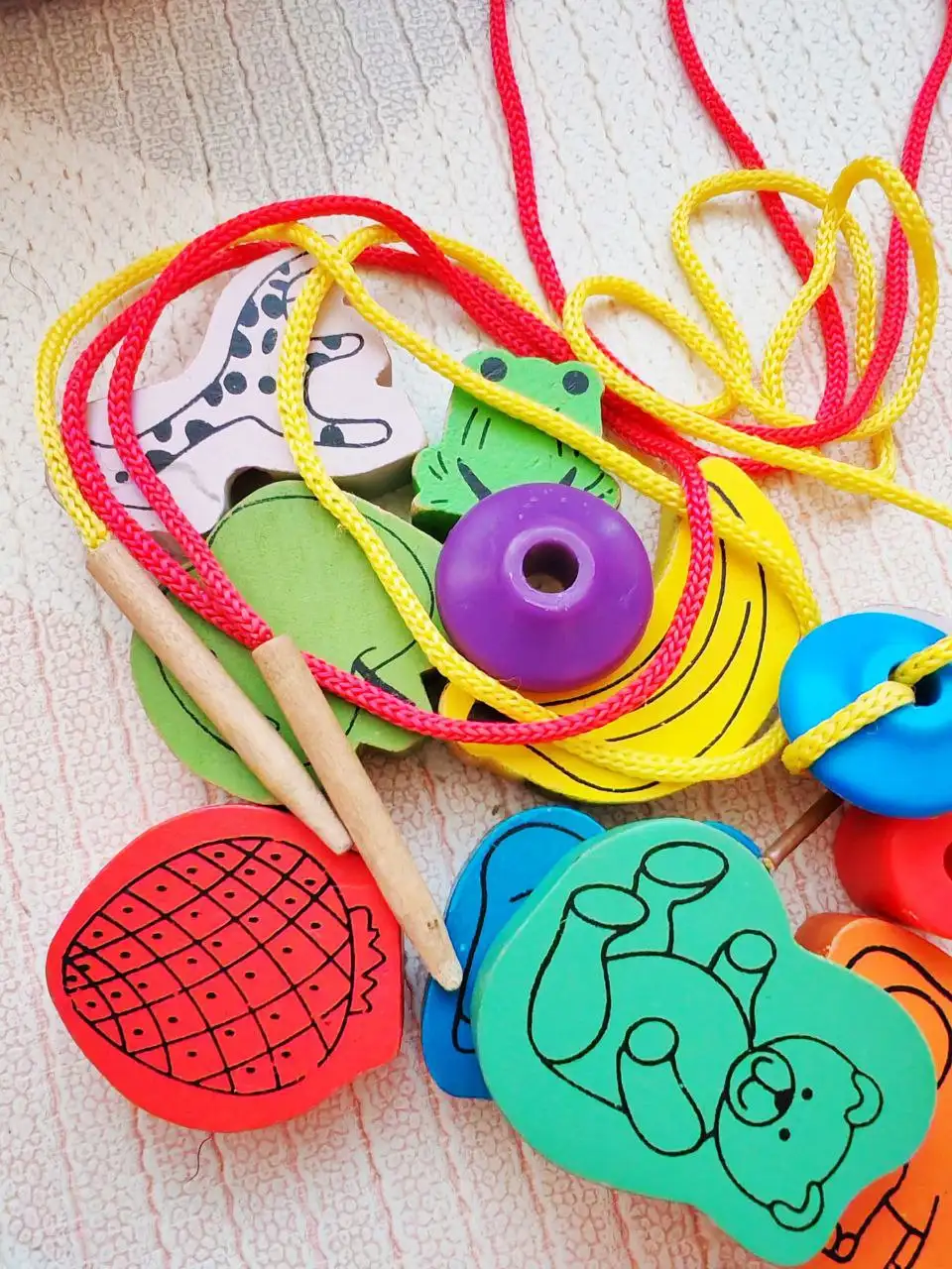 Продажа детских игрушек: Abc и Elc шнуровки, азбукварик музыкальный телефон и плеер - Игрушки (Товары для детей) в Сургут