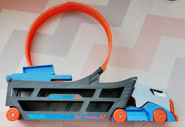 Hot Wheels автовоз трек с автозапуском и трассой - Куклы в Сургут