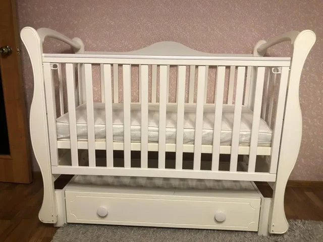 Продам детскую приставную кроватку с маятником - Посуда для кормления в Сургут