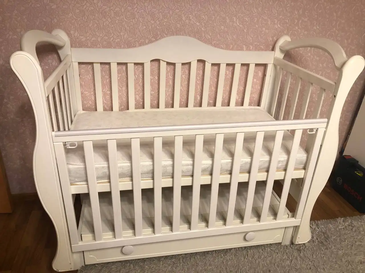 Продам детскую приставную кроватку с маятником - Детская мебель (Товары для детей) в Сургут