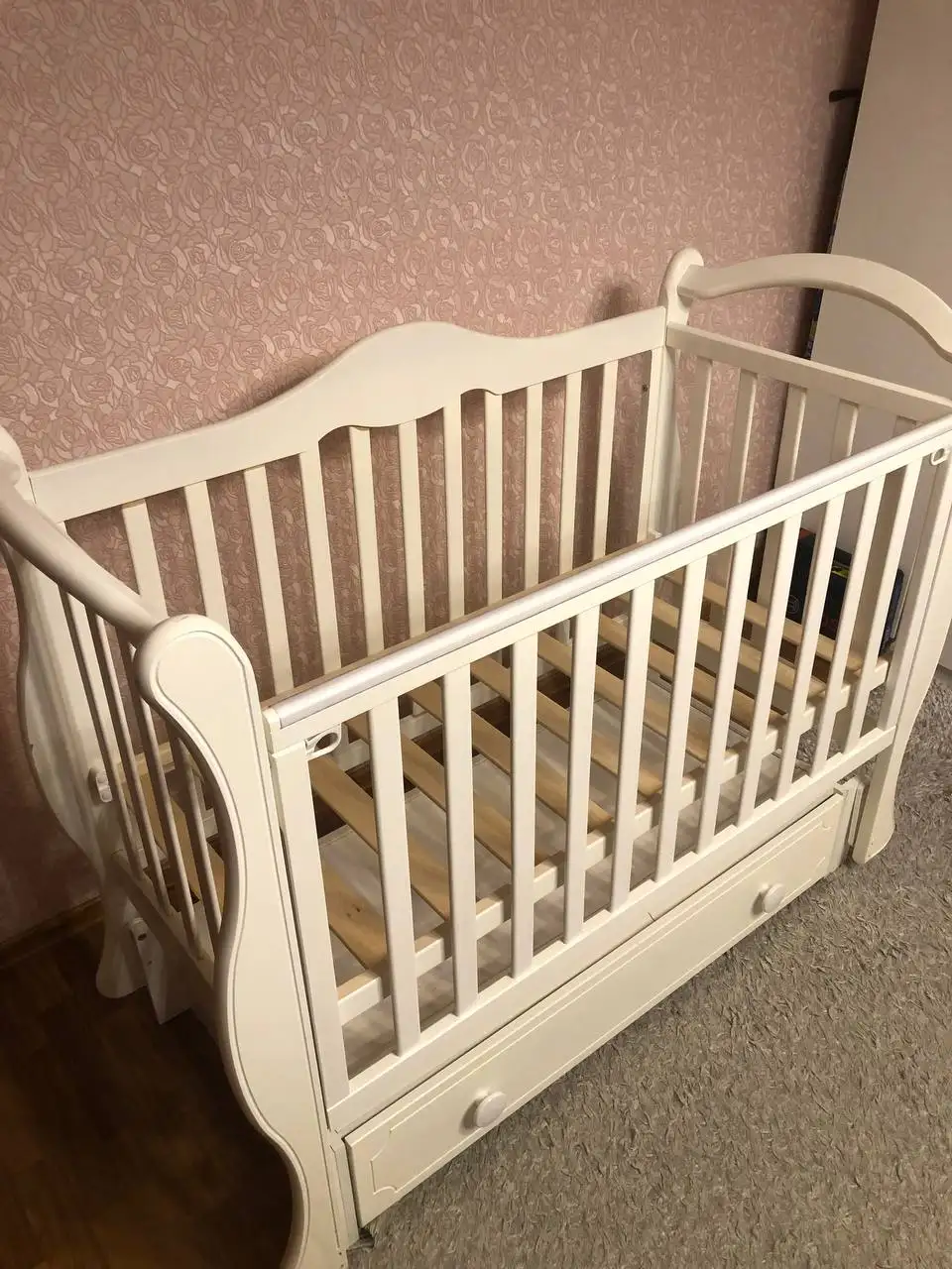 Продам детскую приставную кроватку с маятником - Детская мебель (Товары для детей) в Сургут