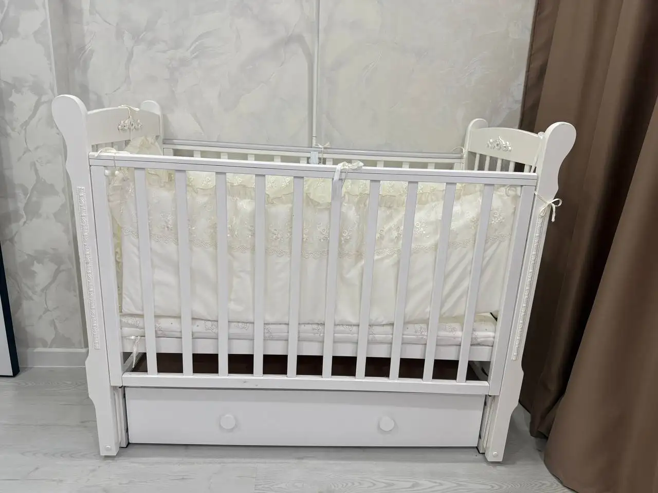 Детская кроватка с маятником и матрасом Babyton - Детская мебель (Барахолка) в Сургут