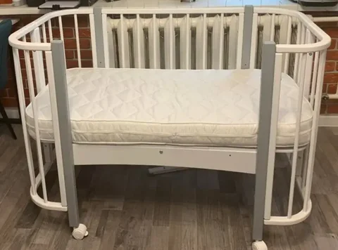 Продам детскую кроватку трансформер с матрасом 120*60 - Товары для детей в Сургут